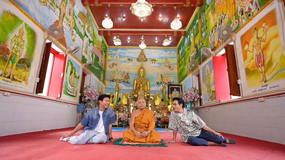 “หนุ่ม-แท่ง” ไหว้พระนอนดัง วัดพระพุทธไสยาสน์ พร้อมเปิดตำนานตะกรุดหลวงพ่อกุน จ.เพชรบุรี