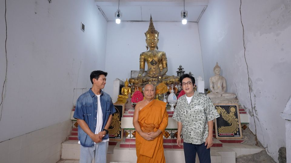 “หนุ่ม-แท่ง” ไหว้พระนอนดัง วัดพระพุทธไสยาสน์ พร้อมเปิดตำนานตะกรุดหลวงพ่อกุน จ.เพชรบุรี