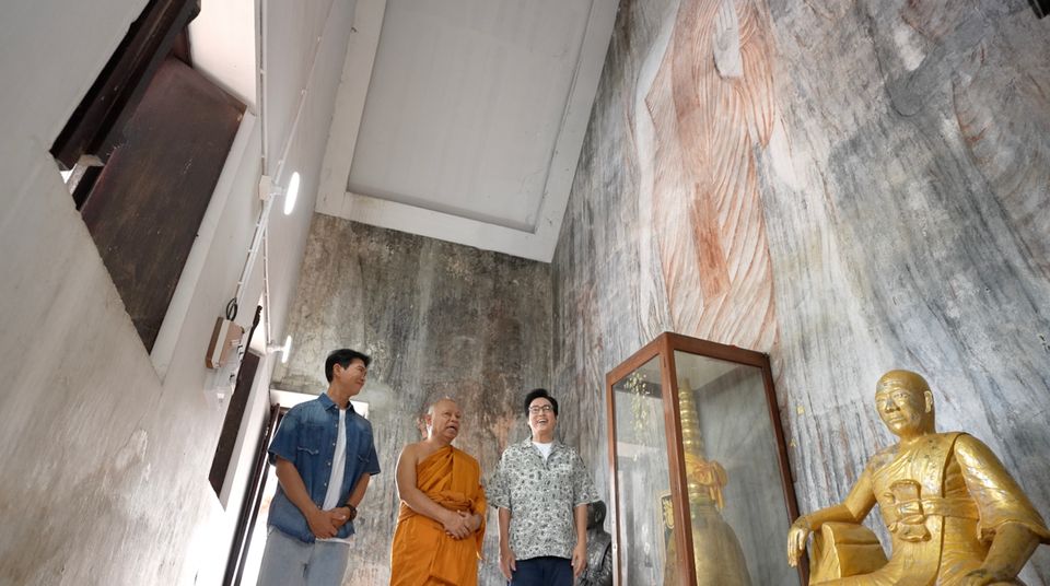 “หนุ่ม-แท่ง” ไหว้พระนอนดัง วัดพระพุทธไสยาสน์ พร้อมเปิดตำนานตะกรุดหลวงพ่อกุน จ.เพชรบุรี