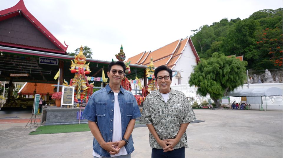 “หนุ่ม-แท่ง” ไหว้พระนอนดัง วัดพระพุทธไสยาสน์ พร้อมเปิดตำนานตะกรุดหลวงพ่อกุน จ.เพชรบุรี