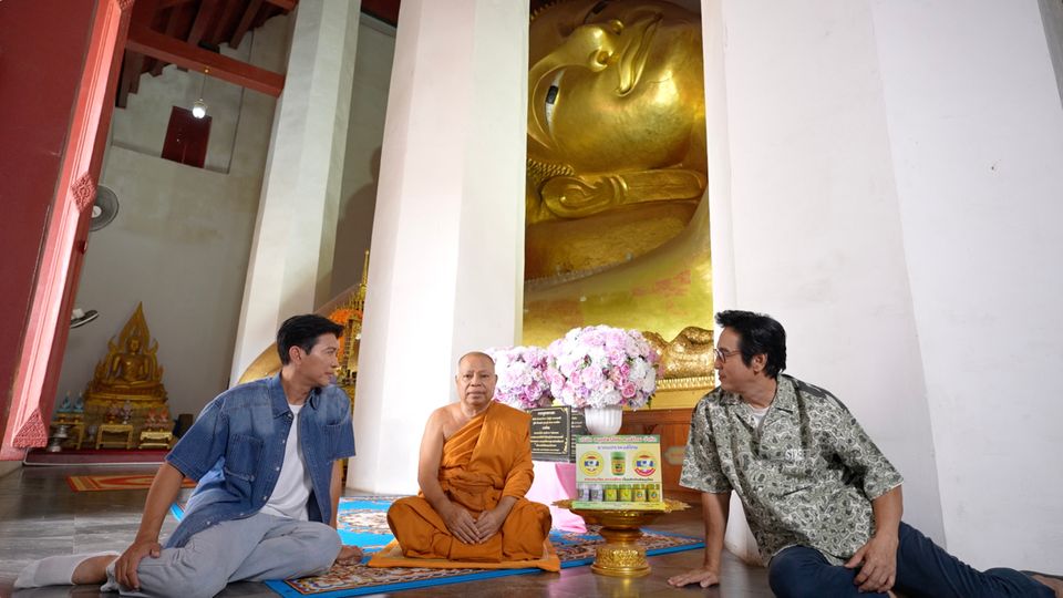“หนุ่ม-แท่ง” ไหว้พระนอนดัง วัดพระพุทธไสยาสน์ พร้อมเปิดตำนานตะกรุดหลวงพ่อกุน จ.เพชรบุรี
