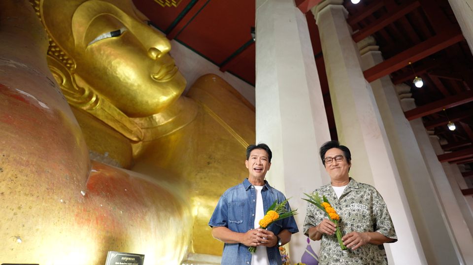 “หนุ่ม-แท่ง” ไหว้พระนอนดัง วัดพระพุทธไสยาสน์ พร้อมเปิดตำนานตะกรุดหลวงพ่อกุน จ.เพชรบุรี