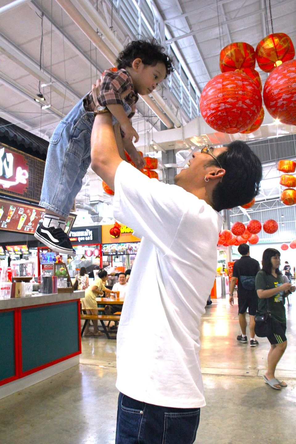 “พอร์ช ศรัณย์” อุ้ม “น้องโฮมส์” ทัวร์ตลาด  เปิดชีวิตคุณพ่อ เลิกปาร์ตี้เพื่อลูก ใน “นิว-บอย Soi 7”