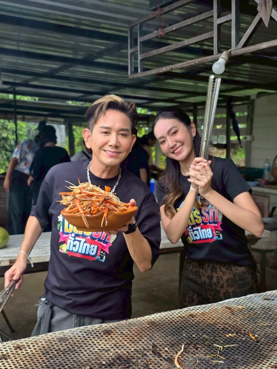 “มิตรรัก ทั่วไทย” ไปนครปฐม “เอ-แป้ง” ทุ่มสุดตัวลงบ่อจับกุ้ง เยือนแหล่งเลี้ยงกุ้งก้ามกรามอันดับต้นของไทย