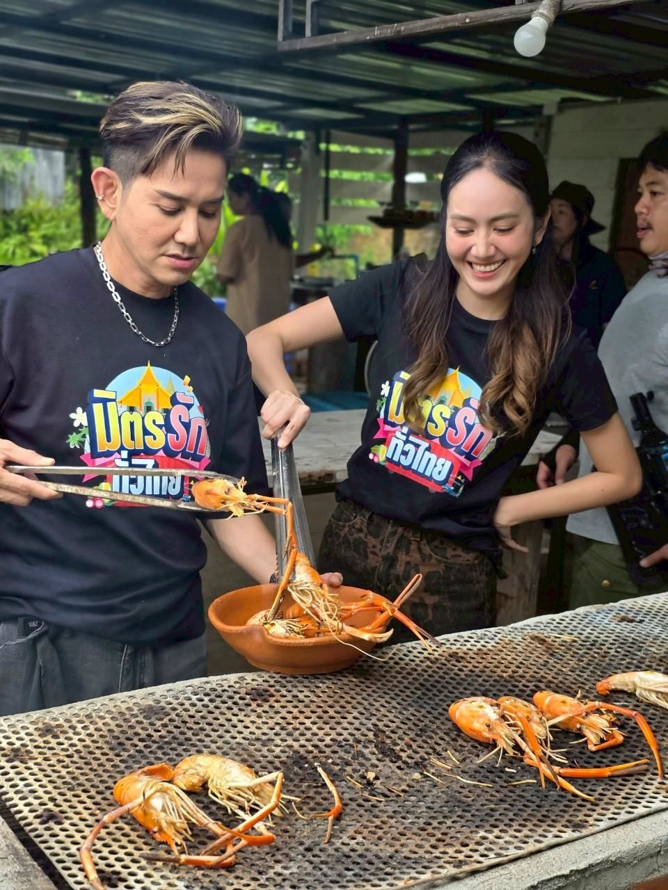 “มิตรรัก ทั่วไทย” ไปนครปฐม “เอ-แป้ง” ทุ่มสุดตัวลงบ่อจับกุ้ง เยือนแหล่งเลี้ยงกุ้งก้ามกรามอันดับต้นของไทย