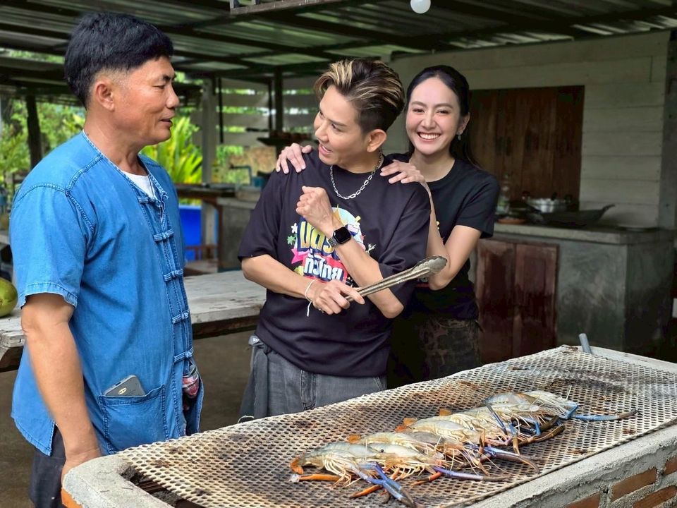 “มิตรรัก ทั่วไทย” ไปนครปฐม “เอ-แป้ง” ทุ่มสุดตัวลงบ่อจับกุ้ง เยือนแหล่งเลี้ยงกุ้งก้ามกรามอันดับต้นของไทย