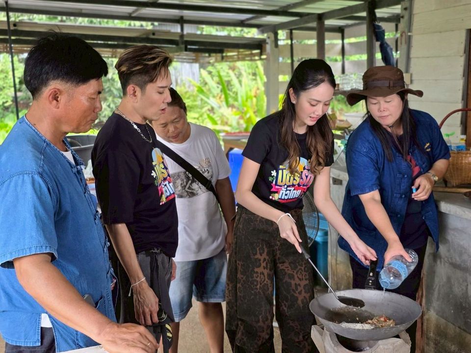 “มิตรรัก ทั่วไทย” ไปนครปฐม “เอ-แป้ง” ทุ่มสุดตัวลงบ่อจับกุ้ง เยือนแหล่งเลี้ยงกุ้งก้ามกรามอันดับต้นของไทย