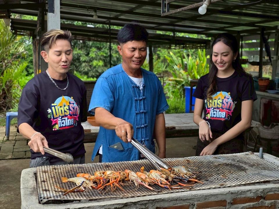 “มิตรรัก ทั่วไทย” ไปนครปฐม “เอ-แป้ง” ทุ่มสุดตัวลงบ่อจับกุ้ง เยือนแหล่งเลี้ยงกุ้งก้ามกรามอันดับต้นของไทย