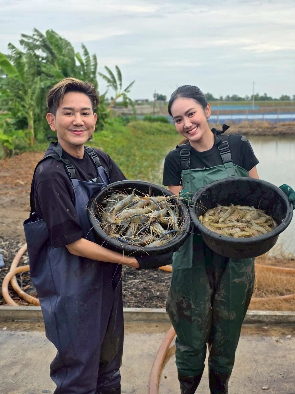 “มิตรรัก ทั่วไทย” ไปนครปฐม “เอ-แป้ง” ทุ่มสุดตัวลงบ่อจับกุ้ง เยือนแหล่งเลี้ยงกุ้งก้ามกรามอันดับต้นของไทย