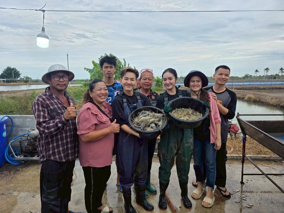 “มิตรรัก ทั่วไทย” ไปนครปฐม “เอ-แป้ง” ทุ่มสุดตัวลงบ่อจับกุ้ง เยือนแหล่งเลี้ยงกุ้งก้ามกรามอันดับต้นของไทย
