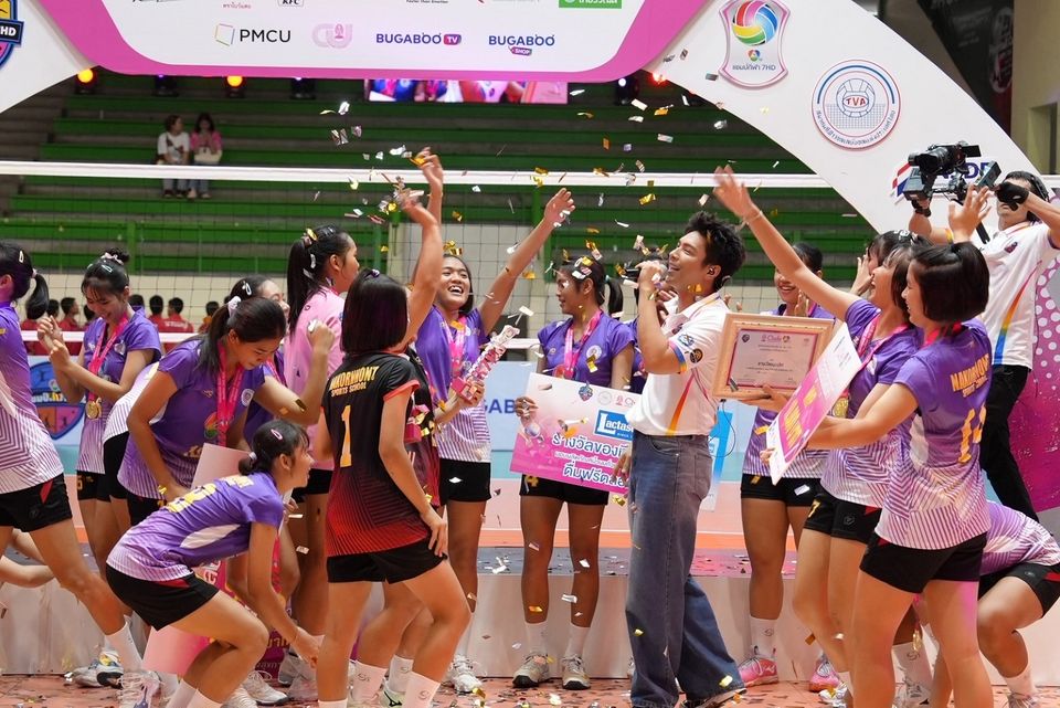 เก็บตกบรรยากาศสุดมัน “ยูโร-โหน-ดิว” เชียร์ติดขอบสนาม  รอบชิง “วอลเลย์บอล นักเรียนหญิง แชมป์กีฬา 7HD 2025”