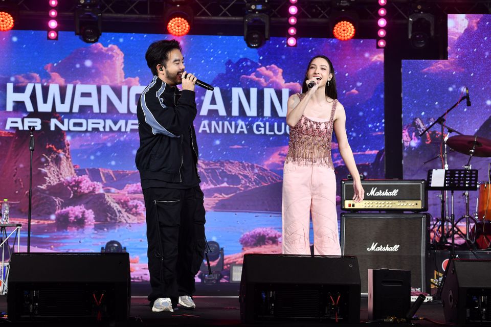“กวาง AB Normal-ไอซ์ ศรัณยู” แสดงสดเสิร์ฟเพลย์ลิสต์สุดฮิต “แอนน่า กลึคส์” ร่วมโชว์ เรียกเสียงกรี๊ดจัดเต็ม ใน "7 สีคอนเสิร์ต เฟสติวัล @ MBK Center”  