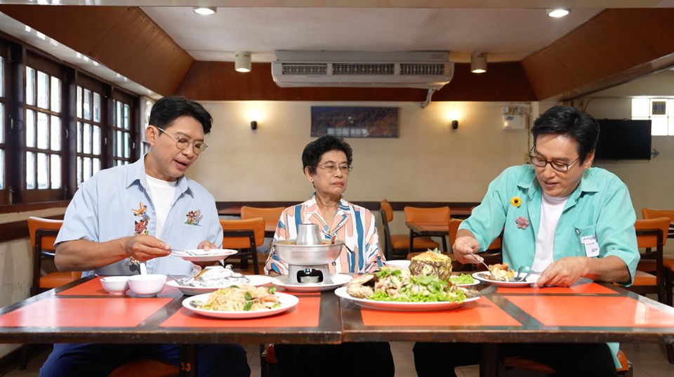 “หนุ่ม-แท่ง” พาขอพรทุกมุมสำคัญ “วัดเทวราชกุญชร วรวิหาร”  พร้อมอร่อยตบโต๊ะร้านเก่าแก่ ย่านราชดำเนิน