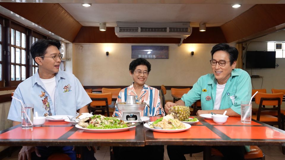 “หนุ่ม-แท่ง” พาขอพรทุกมุมสำคัญ “วัดเทวราชกุญชร วรวิหาร”  พร้อมอร่อยตบโต๊ะร้านเก่าแก่ ย่านราชดำเนิน