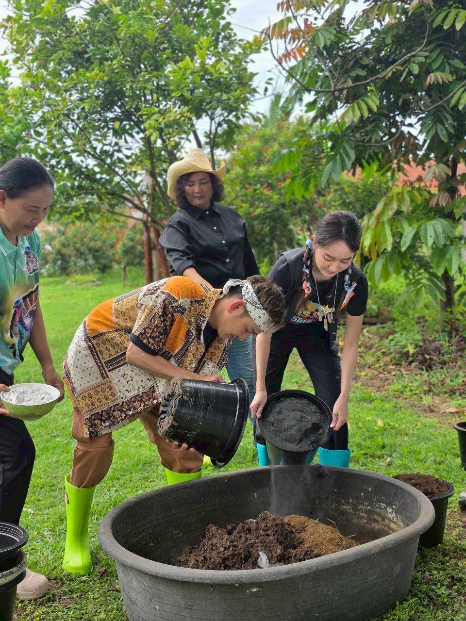 “เอ-แป้ง” พาทัวร์ “วิสาหกิจชุมชนไก่งวง จ.ราชบุรี”  พร้อมโชว์ผลิตภัณฑ์แปรรูป ทั้งคาวหวาน ใน “มิตรรัก ทั่วไทย”
