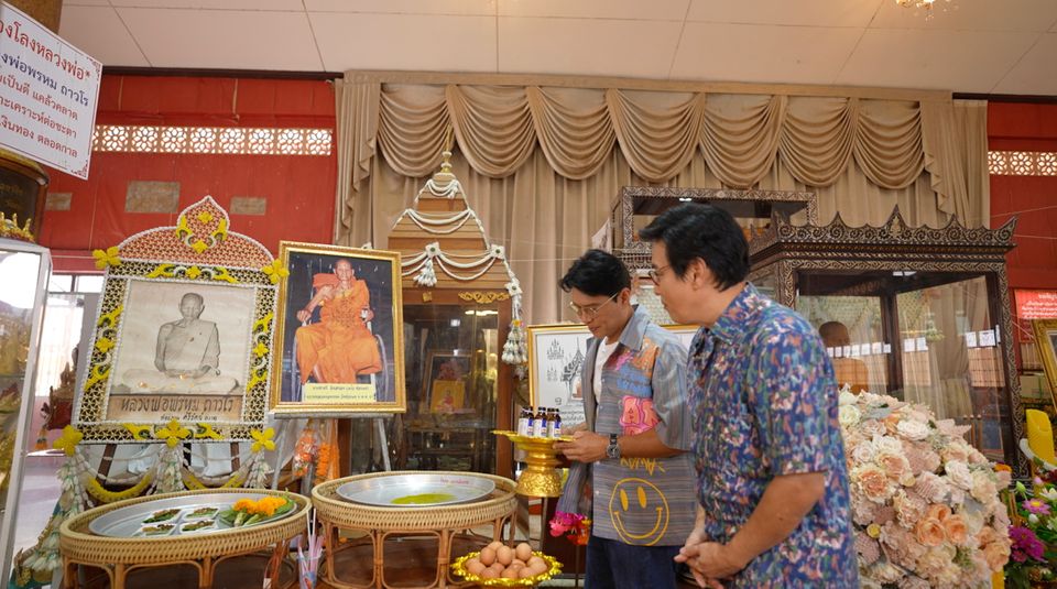 “หนุ่ม-แท่ง” พากราบเกจิดัง เปิดตำนานลับ “วัดช่องแค” จ.นครสวรรค์  ชวนชิมอาหารป่ารสเด็ด ใน “หนุ่มแท่ง อารามทัวร์”