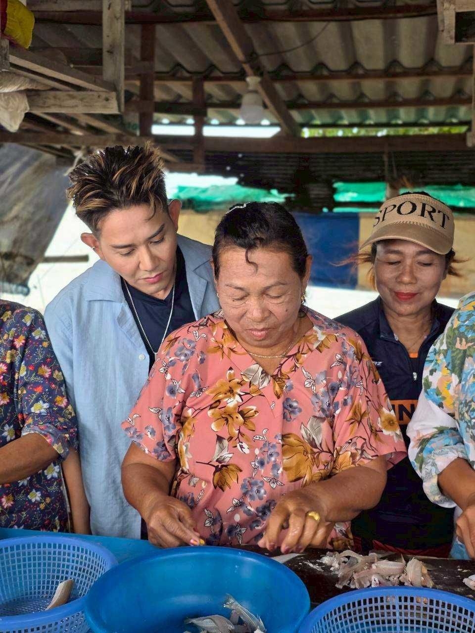 “เอ-แป้ง” ชวนลุยดูทุกขั้นตอนทำก้างปลาเห็ดโคนทอดกรอบของดีจาก “วิสาหกิจชุมชนกลุ่มประมงเรือเล็กหาดสุชาดา” จ.ระยอง