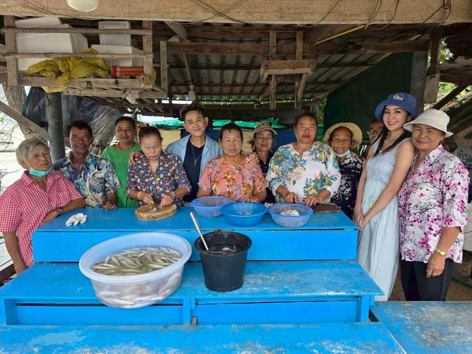 “เอ-แป้ง” ชวนลุยดูทุกขั้นตอนทำก้างปลาเห็ดโคนทอดกรอบของดีจาก “วิสาหกิจชุมชนกลุ่มประมงเรือเล็กหาดสุชาดา” จ.ระยอง