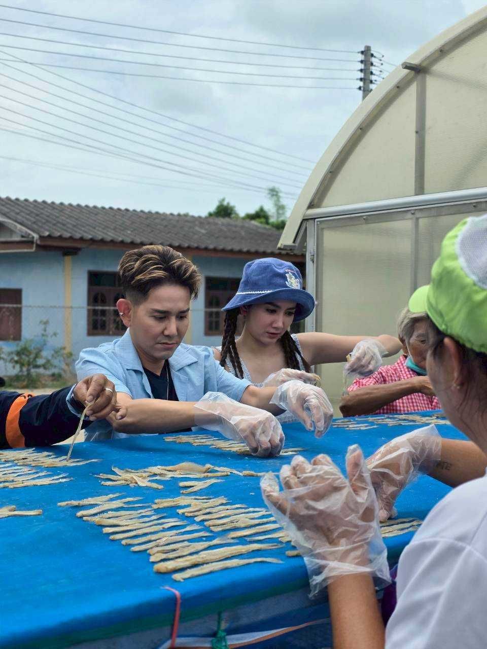 “เอ-แป้ง” ชวนลุยดูทุกขั้นตอนทำก้างปลาเห็ดโคนทอดกรอบของดีจาก “วิสาหกิจชุมชนกลุ่มประมงเรือเล็กหาดสุชาดา” จ.ระยอง