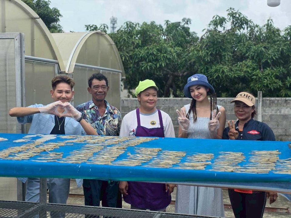 “เอ-แป้ง” ชวนลุยดูทุกขั้นตอนทำก้างปลาเห็ดโคนทอดกรอบของดีจาก “วิสาหกิจชุมชนกลุ่มประมงเรือเล็กหาดสุชาดา” จ.ระยอง