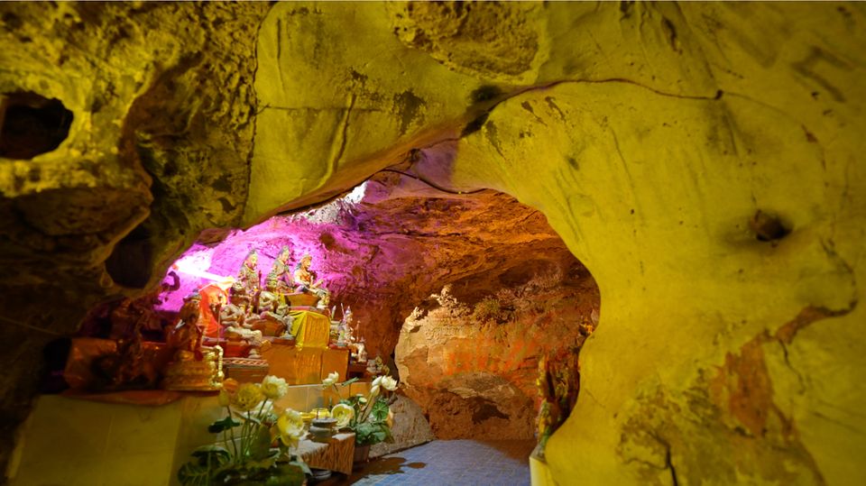 “หนุ่ม-แท่ง” พาทัวร์ “วัดเขาสมอคอน”  กราบ “หลวงพ่อบุญมี” เกจิดัง จ.ลพบุรี