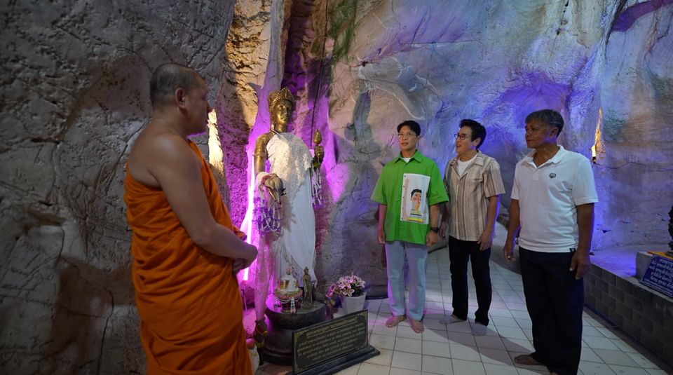 “หนุ่ม-แท่ง” พาทัวร์ “วัดเขาสมอคอน”  กราบ “หลวงพ่อบุญมี” เกจิดัง จ.ลพบุรี