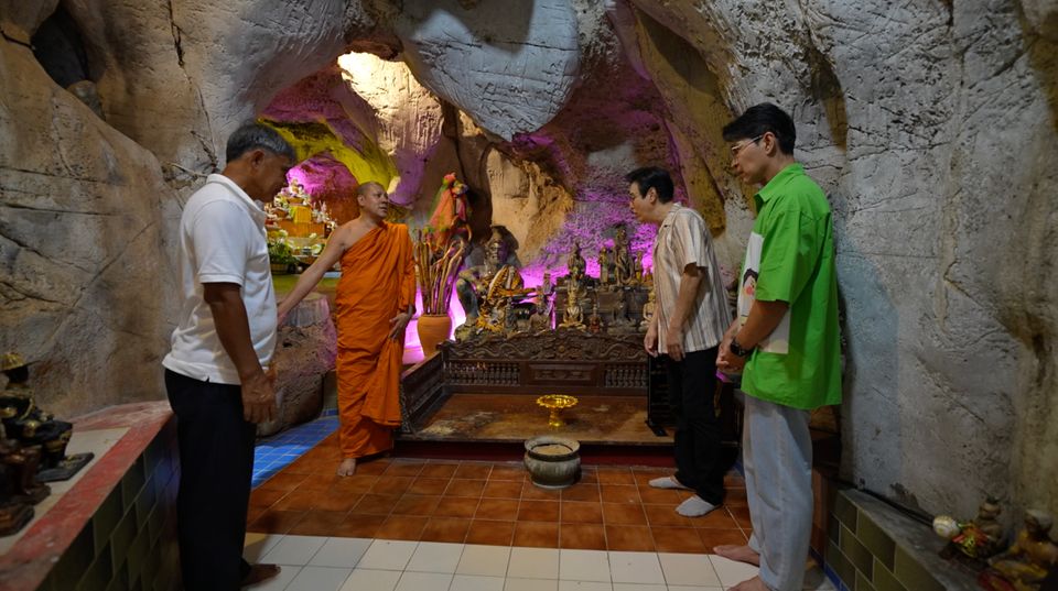 “หนุ่ม-แท่ง” พาทัวร์ “วัดเขาสมอคอน”  กราบ “หลวงพ่อบุญมี” เกจิดัง จ.ลพบุรี