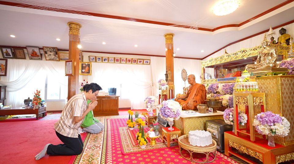 “หนุ่ม-แท่ง” พาทัวร์ “วัดเขาสมอคอน”  กราบ “หลวงพ่อบุญมี” เกจิดัง จ.ลพบุรี