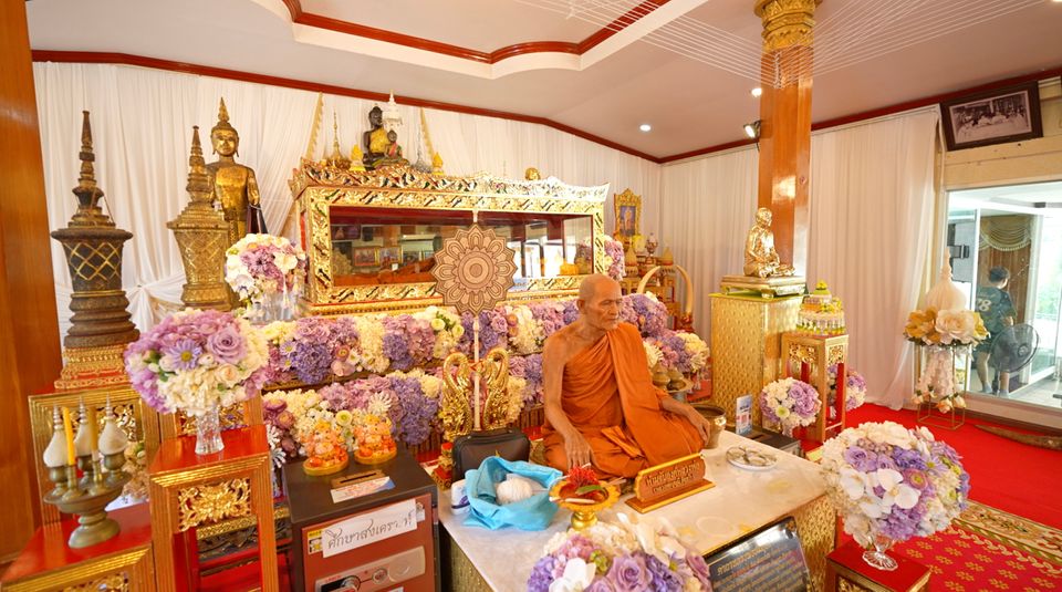 “หนุ่ม-แท่ง” พาทัวร์ “วัดเขาสมอคอน”  กราบ “หลวงพ่อบุญมี” เกจิดัง จ.ลพบุรี