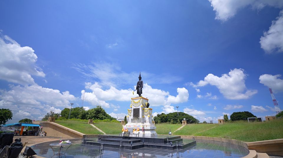 “หนุ่ม-แท่ง” พาทัวร์ “วัดเขาสมอคอน”  กราบ “หลวงพ่อบุญมี” เกจิดัง จ.ลพบุรี