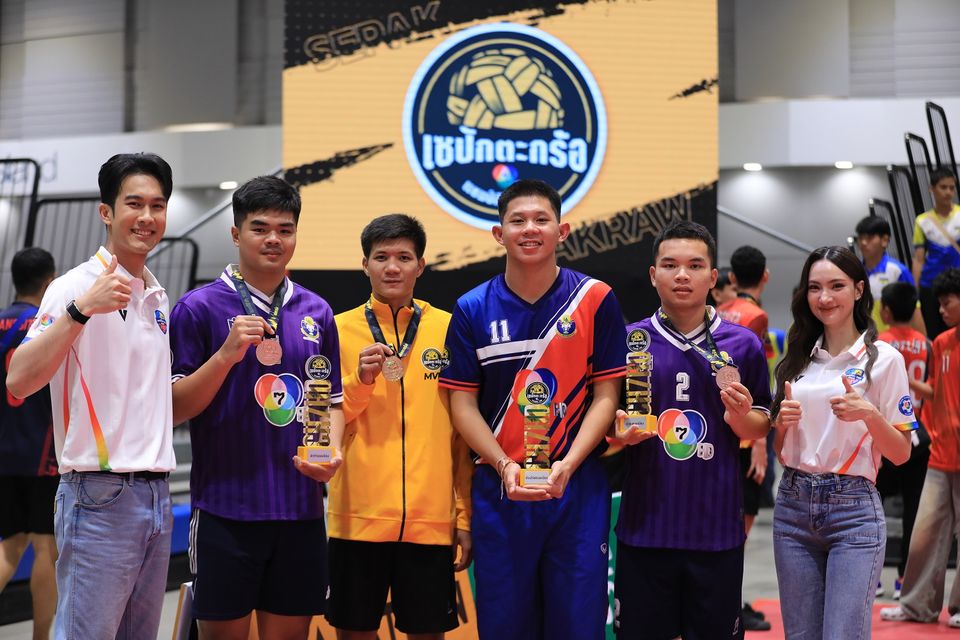 เก็บตกบรรยากาศ “ภูมิ-แอนน่า” ร่วมเชียร์ร่วมโชว์  ฉลองแชมป์ “เซปักตะกร้อ นักเรียนชาย แชมป์กีฬา 7HD 2025”