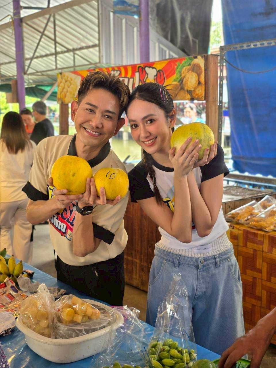 “เอ-แป้ง” บุกชุมชนเกษตรกรบ้านคลองหม่อมแช่ม จ.นนทบุรี ดูแปรรูปพืชท้องถิ่น “ใบบัวบก” สร้างรายได้ใน “มิตรรัก ทั่วไทย”