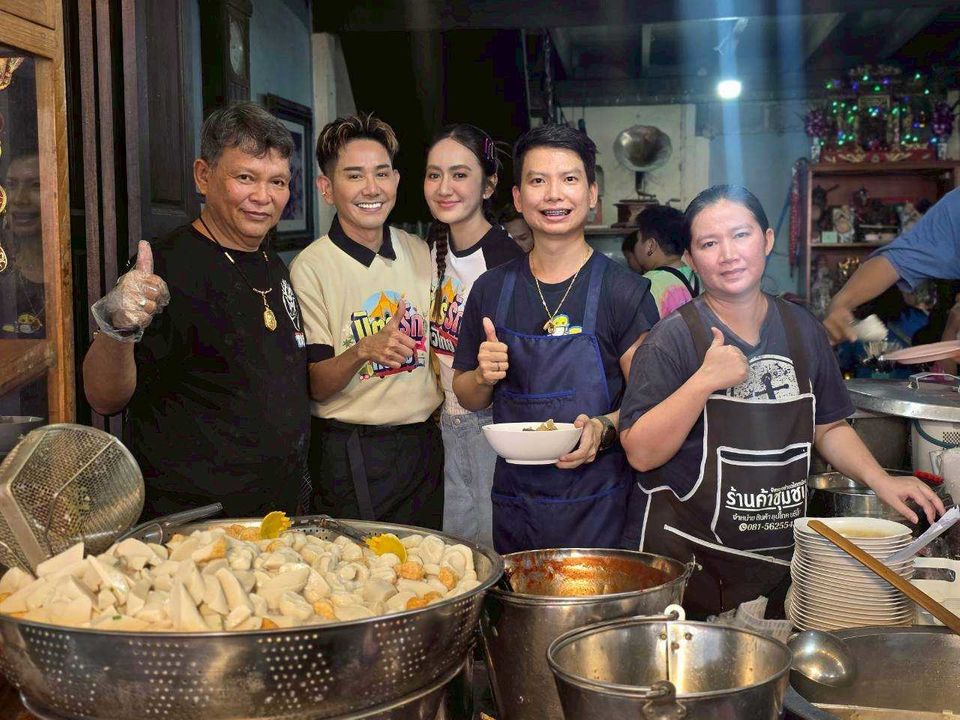 “เอ-แป้ง” บุกชุมชนเกษตรกรบ้านคลองหม่อมแช่ม จ.นนทบุรี ดูแปรรูปพืชท้องถิ่น “ใบบัวบก” สร้างรายได้ใน “มิตรรัก ทั่วไทย”