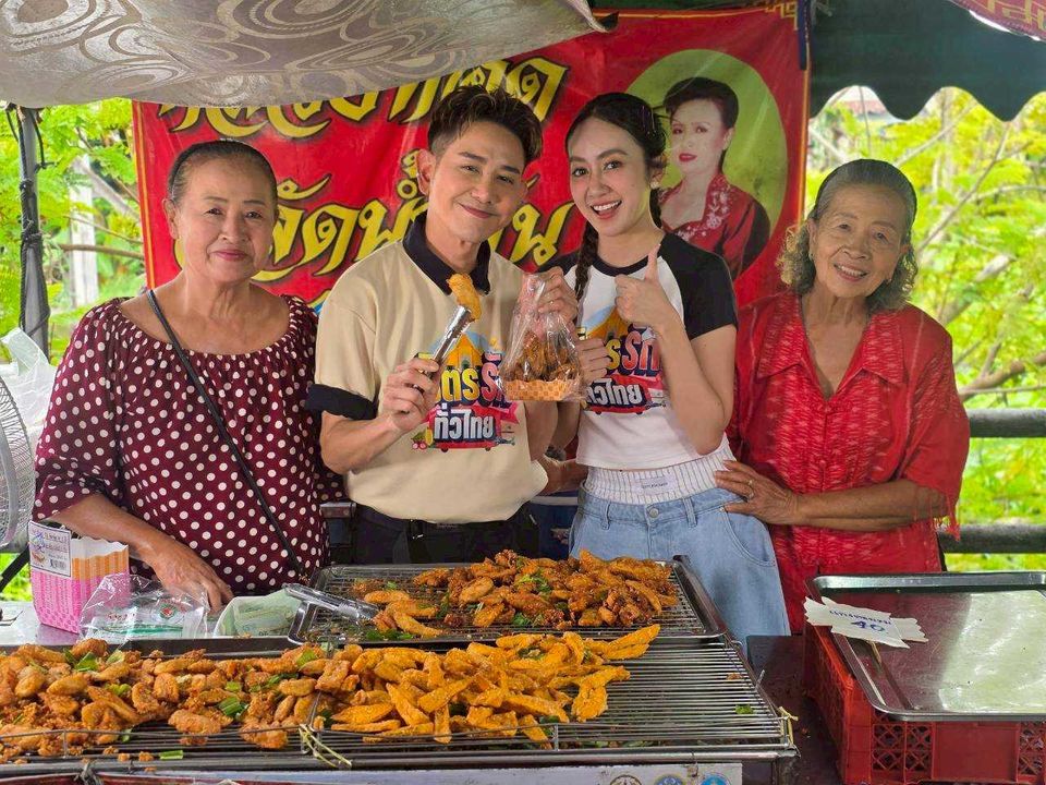 “เอ-แป้ง” บุกชุมชนเกษตรกรบ้านคลองหม่อมแช่ม จ.นนทบุรี ดูแปรรูปพืชท้องถิ่น “ใบบัวบก” สร้างรายได้ใน “มิตรรัก ทั่วไทย”