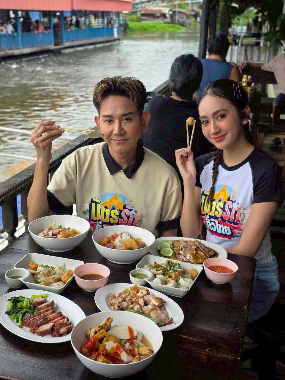 “เอ-แป้ง” บุกชุมชนเกษตรกรบ้านคลองหม่อมแช่ม จ.นนทบุรี ดูแปรรูปพืชท้องถิ่น “ใบบัวบก” สร้างรายได้ใน “มิตรรัก ทั่วไทย”