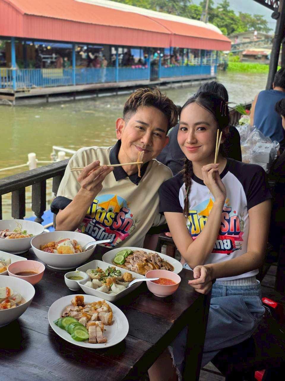 “เอ-แป้ง” บุกชุมชนเกษตรกรบ้านคลองหม่อมแช่ม จ.นนทบุรี ดูแปรรูปพืชท้องถิ่น “ใบบัวบก” สร้างรายได้ใน “มิตรรัก ทั่วไทย”