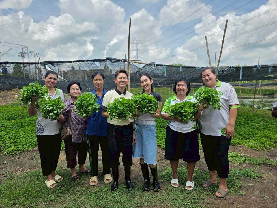 “เอ-แป้ง” บุกชุมชนเกษตรกรบ้านคลองหม่อมแช่ม จ.นนทบุรี ดูแปรรูปพืชท้องถิ่น “ใบบัวบก” สร้างรายได้ใน “มิตรรัก ทั่วไทย”