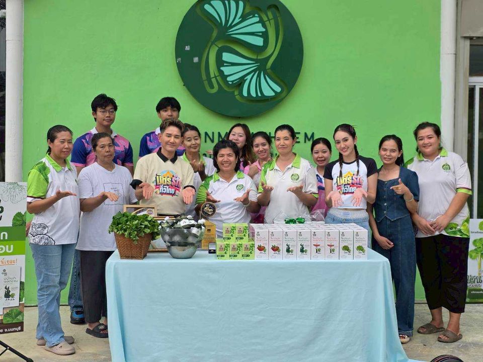 “เอ-แป้ง” บุกชุมชนเกษตรกรบ้านคลองหม่อมแช่ม จ.นนทบุรี ดูแปรรูปพืชท้องถิ่น “ใบบัวบก” สร้างรายได้ใน “มิตรรัก ทั่วไทย”