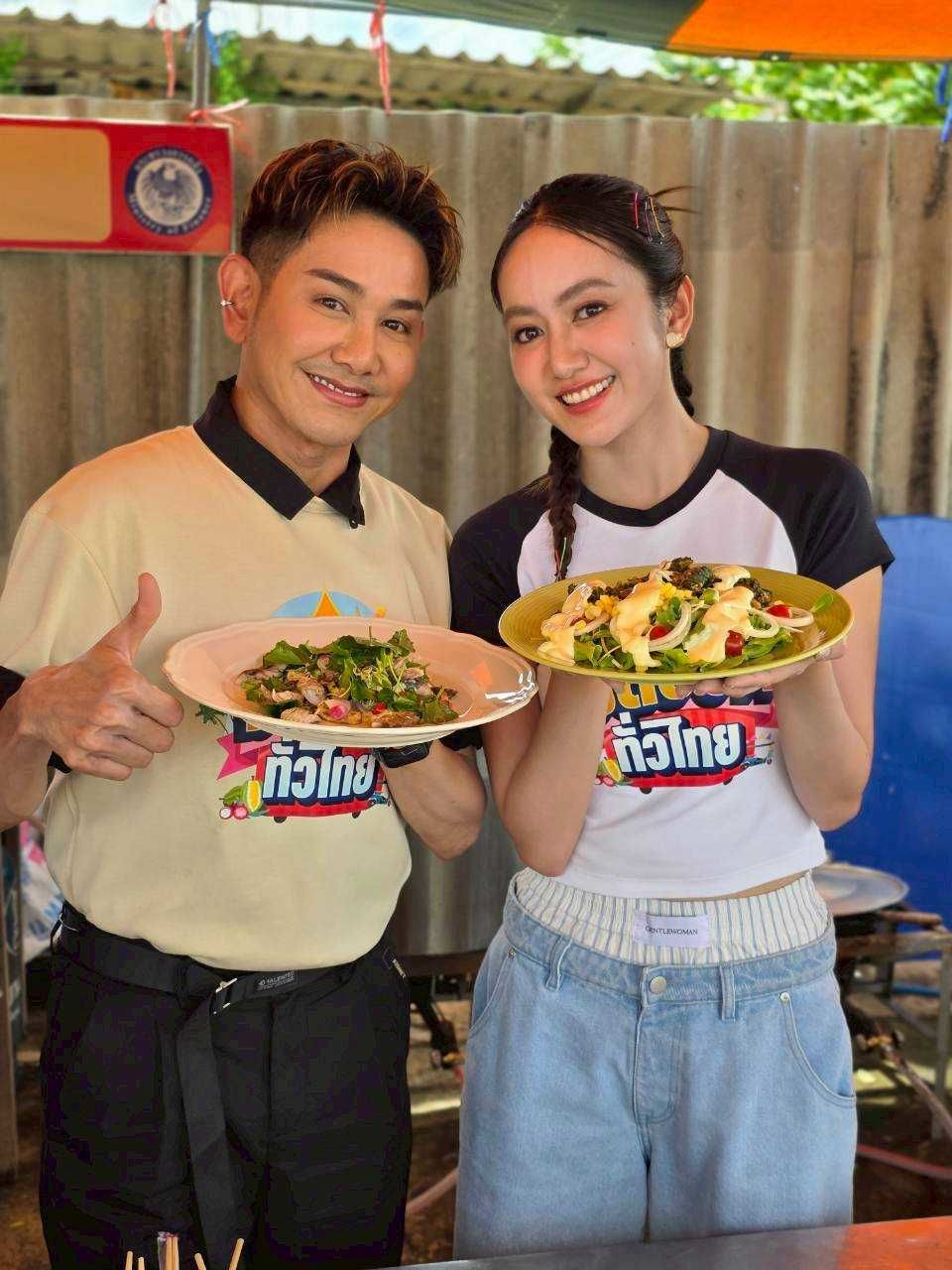 “เอ-แป้ง” บุกชุมชนเกษตรกรบ้านคลองหม่อมแช่ม จ.นนทบุรี ดูแปรรูปพืชท้องถิ่น “ใบบัวบก” สร้างรายได้ใน “มิตรรัก ทั่วไทย”