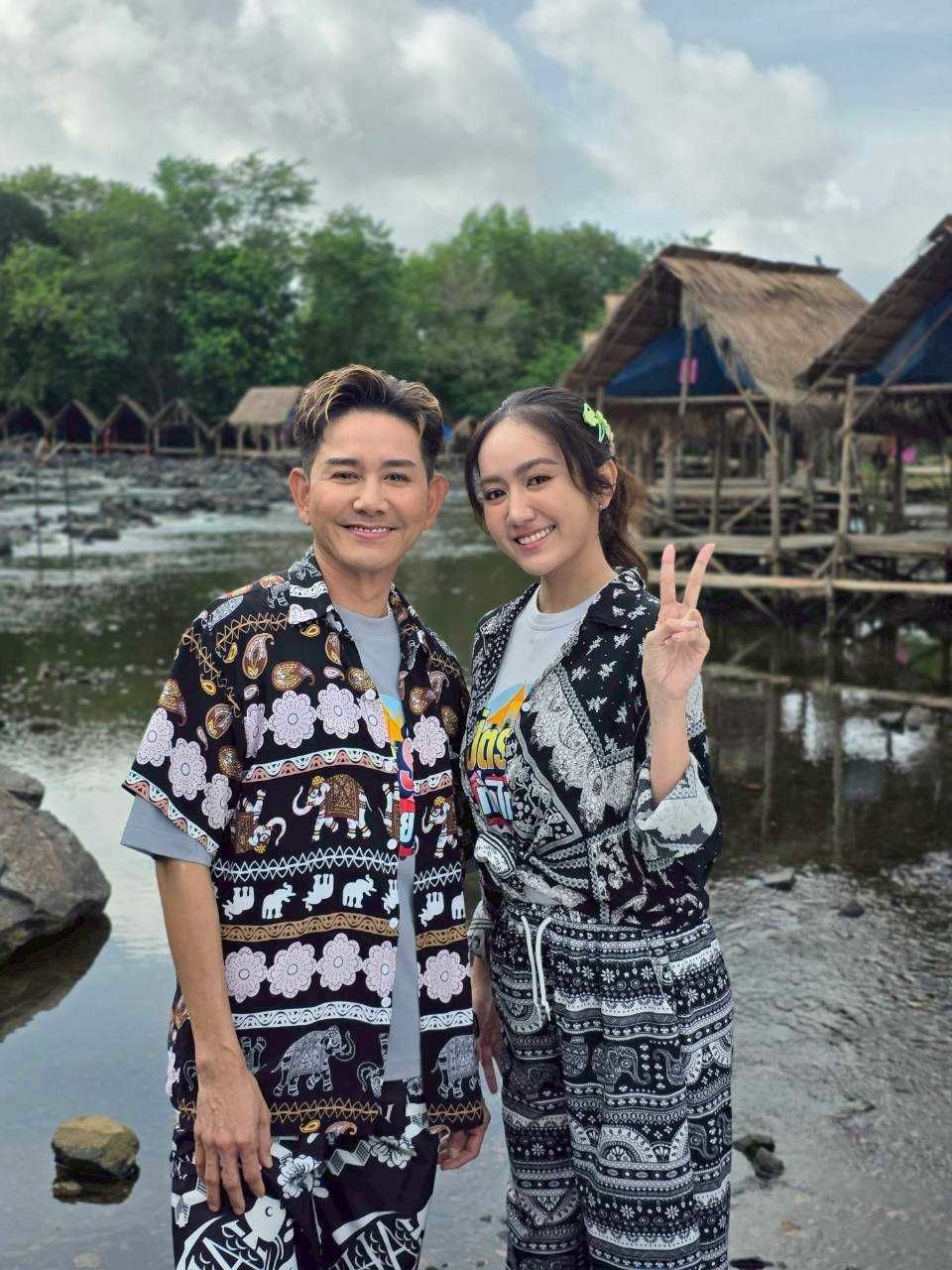 “เอ-แป้ง” พาดูภูมิปัญญาชาวบ้าน ตากปลาแบบไม่ง้อแดด  ที่วิสาหกิจชุมชนผลิตภัณฑ์แปรรูปปลาน้ำจืดบ้านเกาะกระทิง