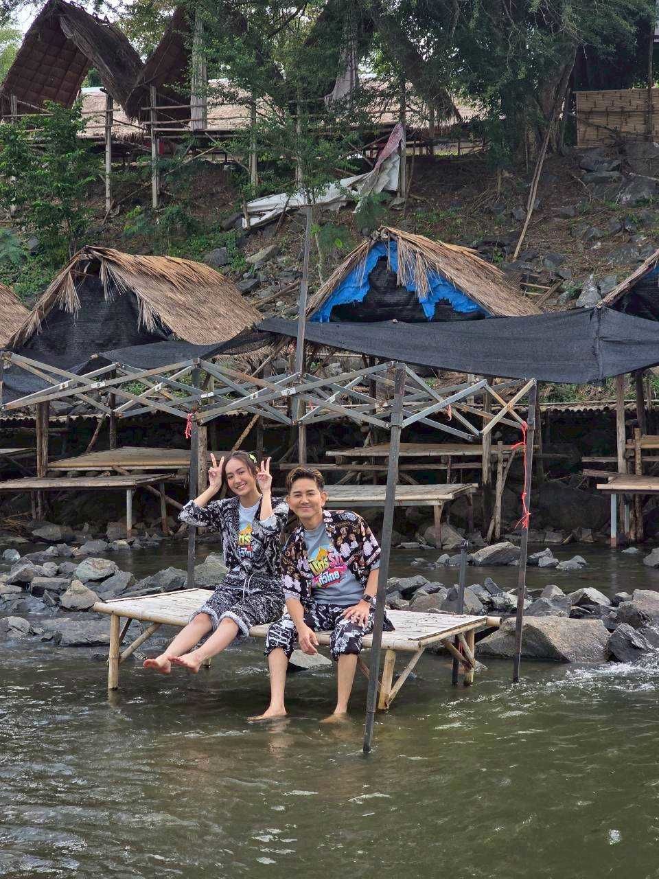 “เอ-แป้ง” พาดูภูมิปัญญาชาวบ้าน ตากปลาแบบไม่ง้อแดด  ที่วิสาหกิจชุมชนผลิตภัณฑ์แปรรูปปลาน้ำจืดบ้านเกาะกระทิง