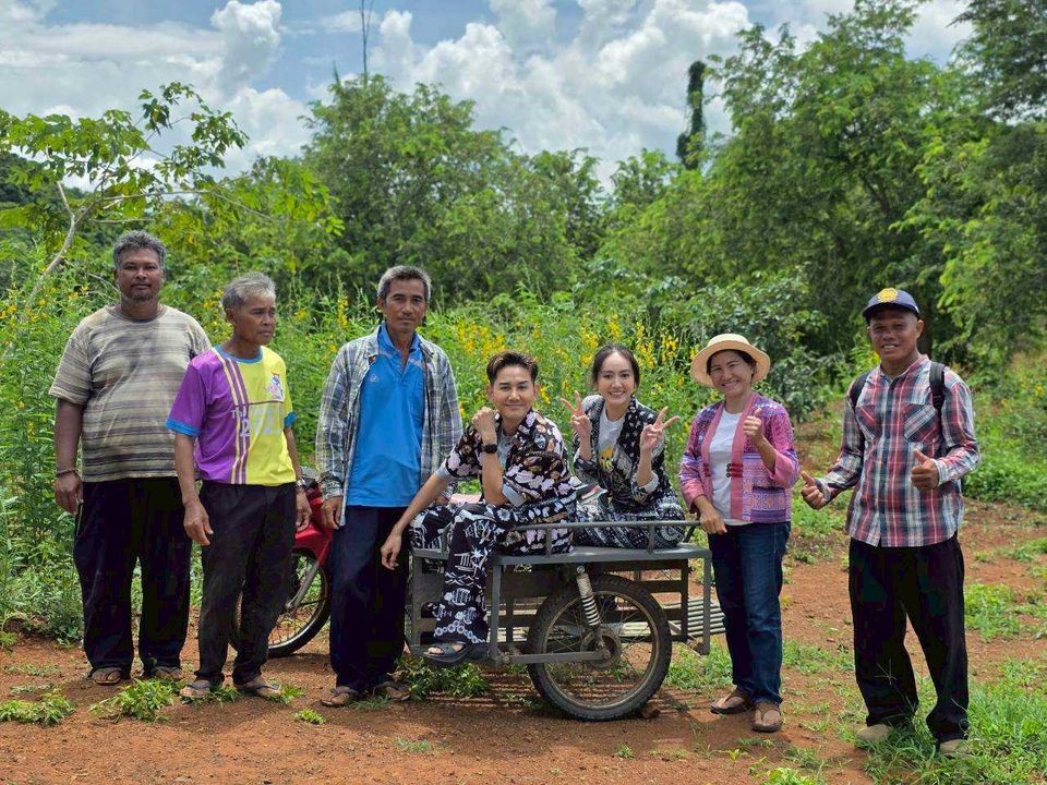 “เอ-แป้ง” พาดูภูมิปัญญาชาวบ้าน ตากปลาแบบไม่ง้อแดด  ที่วิสาหกิจชุมชนผลิตภัณฑ์แปรรูปปลาน้ำจืดบ้านเกาะกระทิง