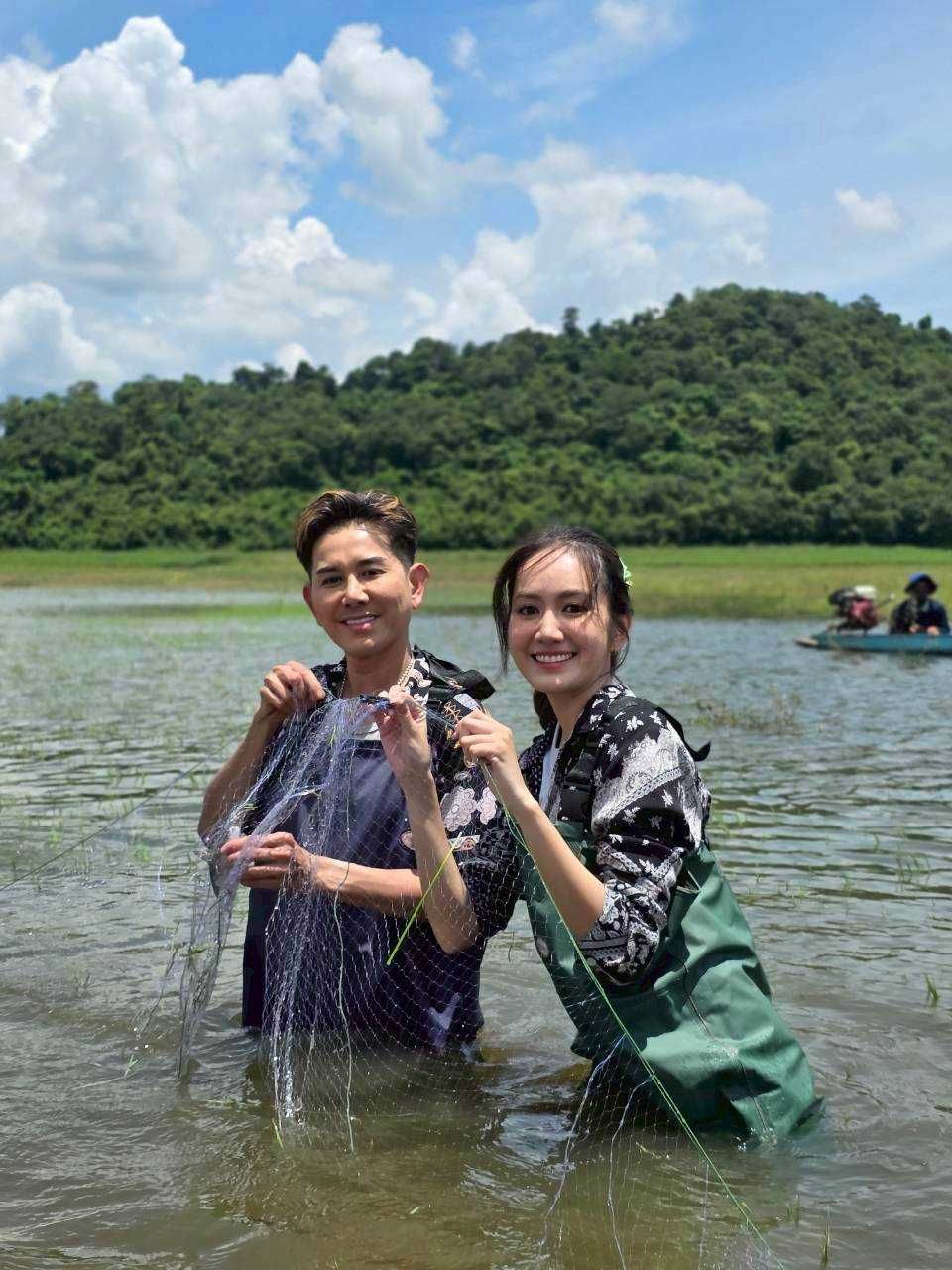 “เอ-แป้ง” พาดูภูมิปัญญาชาวบ้าน ตากปลาแบบไม่ง้อแดด  ที่วิสาหกิจชุมชนผลิตภัณฑ์แปรรูปปลาน้ำจืดบ้านเกาะกระทิง