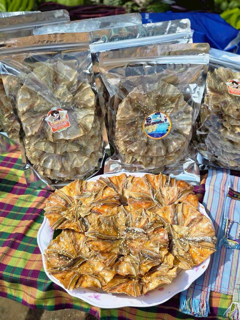 “เอ-แป้ง” พาดูภูมิปัญญาชาวบ้าน ตากปลาแบบไม่ง้อแดด  ที่วิสาหกิจชุมชนผลิตภัณฑ์แปรรูปปลาน้ำจืดบ้านเกาะกระทิง