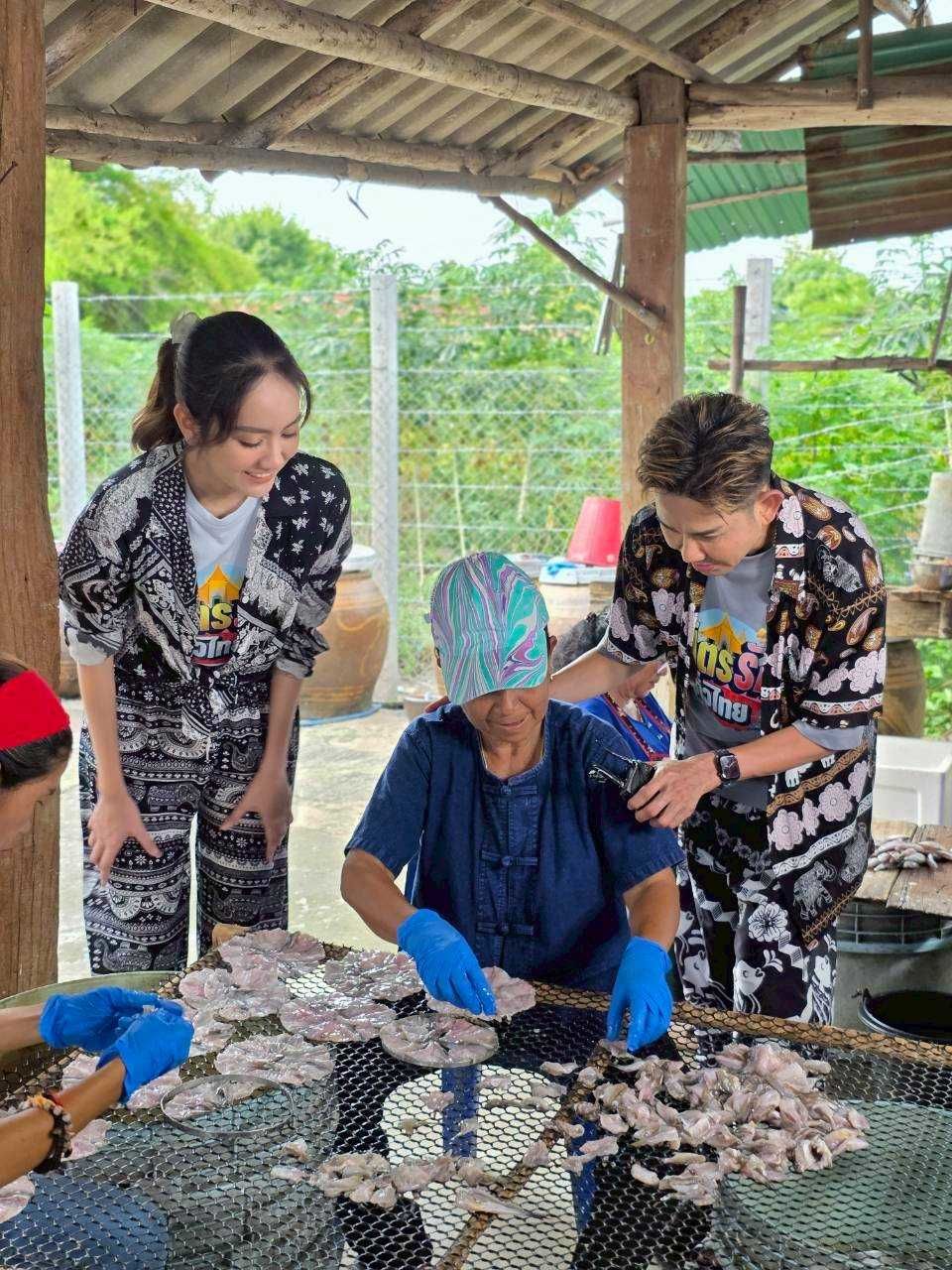 “เอ-แป้ง” พาดูภูมิปัญญาชาวบ้าน ตากปลาแบบไม่ง้อแดด  ที่วิสาหกิจชุมชนผลิตภัณฑ์แปรรูปปลาน้ำจืดบ้านเกาะกระทิง