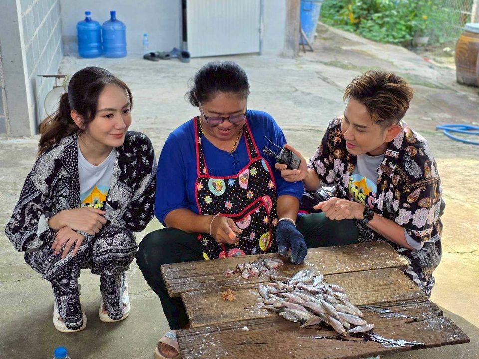 “เอ-แป้ง” พาดูภูมิปัญญาชาวบ้าน ตากปลาแบบไม่ง้อแดด  ที่วิสาหกิจชุมชนผลิตภัณฑ์แปรรูปปลาน้ำจืดบ้านเกาะกระทิง