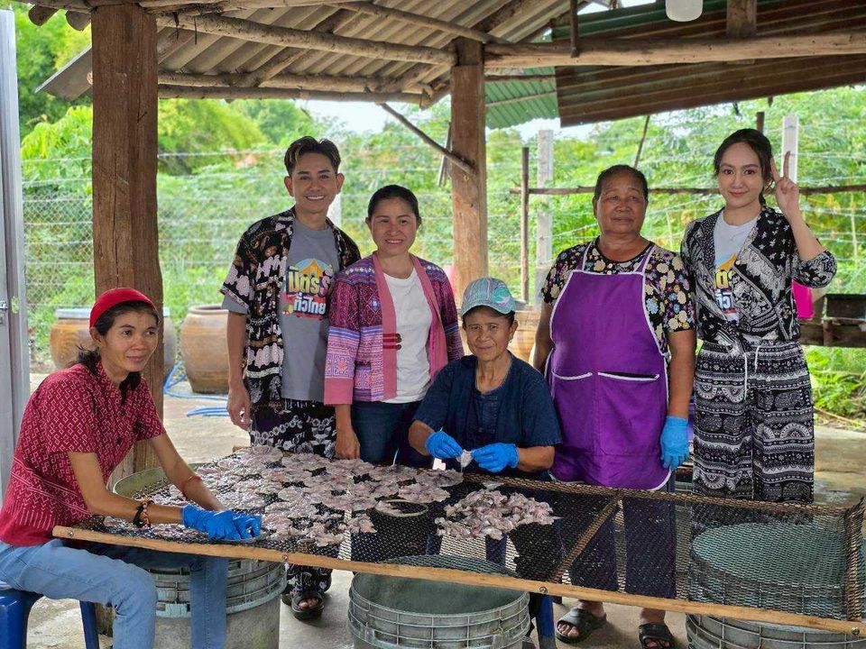 “เอ-แป้ง” พาดูภูมิปัญญาชาวบ้าน ตากปลาแบบไม่ง้อแดด  ที่วิสาหกิจชุมชนผลิตภัณฑ์แปรรูปปลาน้ำจืดบ้านเกาะกระทิง
