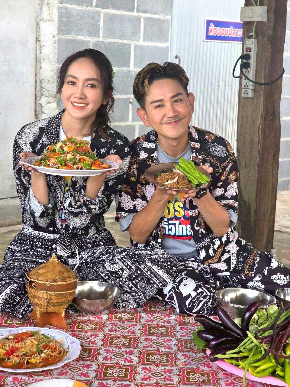 “เอ-แป้ง” พาดูภูมิปัญญาชาวบ้าน ตากปลาแบบไม่ง้อแดด  ที่วิสาหกิจชุมชนผลิตภัณฑ์แปรรูปปลาน้ำจืดบ้านเกาะกระทิง