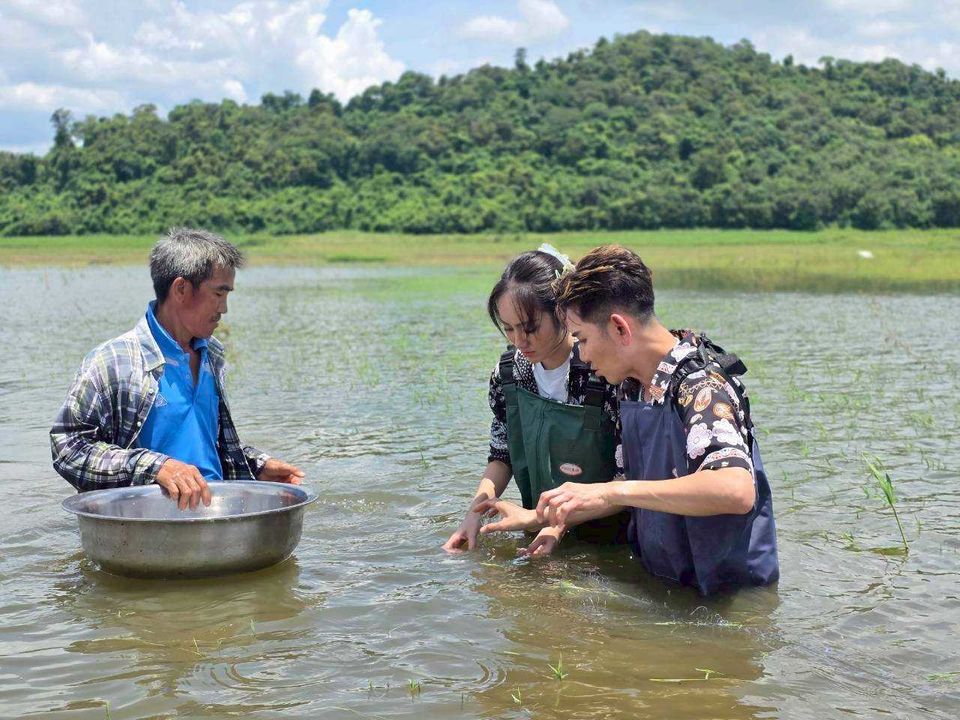 “เอ-แป้ง” พาดูภูมิปัญญาชาวบ้าน ตากปลาแบบไม่ง้อแดด  ที่วิสาหกิจชุมชนผลิตภัณฑ์แปรรูปปลาน้ำจืดบ้านเกาะกระทิง
