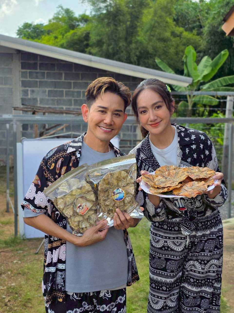 “เอ-แป้ง” พาดูภูมิปัญญาชาวบ้าน ตากปลาแบบไม่ง้อแดด  ที่วิสาหกิจชุมชนผลิตภัณฑ์แปรรูปปลาน้ำจืดบ้านเกาะกระทิง